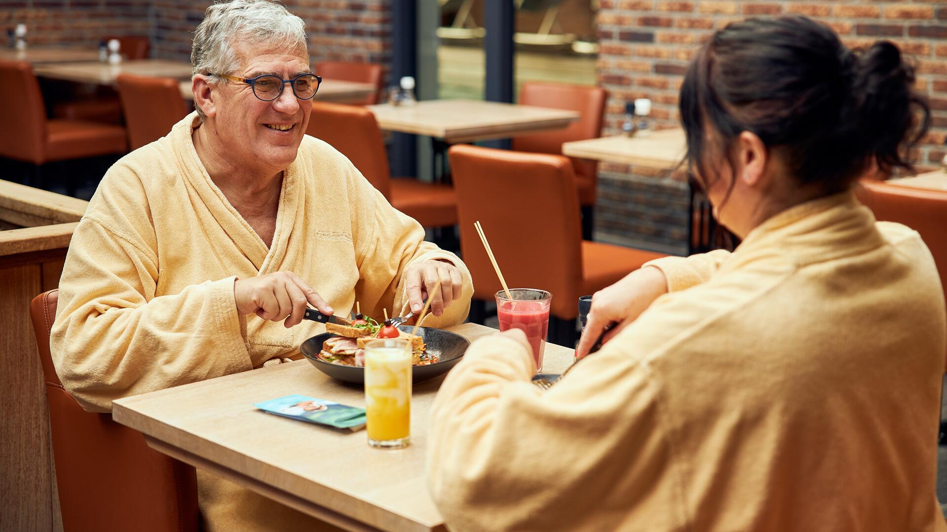 Een koppel zit heerlijke te lunchen